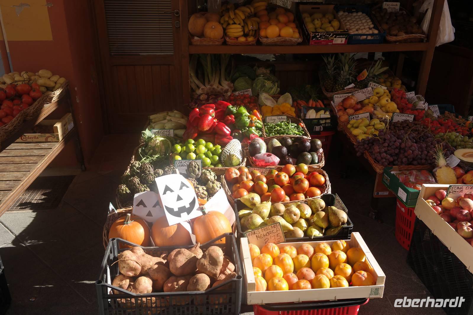 frisches Obst und Gemüse auf dem Markt 