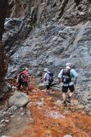 Wandreunde reichen sich gegenseitig die Hand zur Unterstützung
