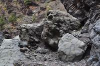 Kissenlava (engl. Pillow-Lava) entsand unterseeisch und wurde später tektonisch gehoben