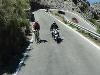 verschiedene Möglichkeiten die Serpentienen hinauf oder hinab zu fahren