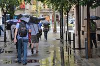 Barcelona mit Regenschirm zu Fuss