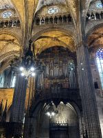 Barcelona: Kathedrale von Barcelona innen mit Blick auf die Orgel