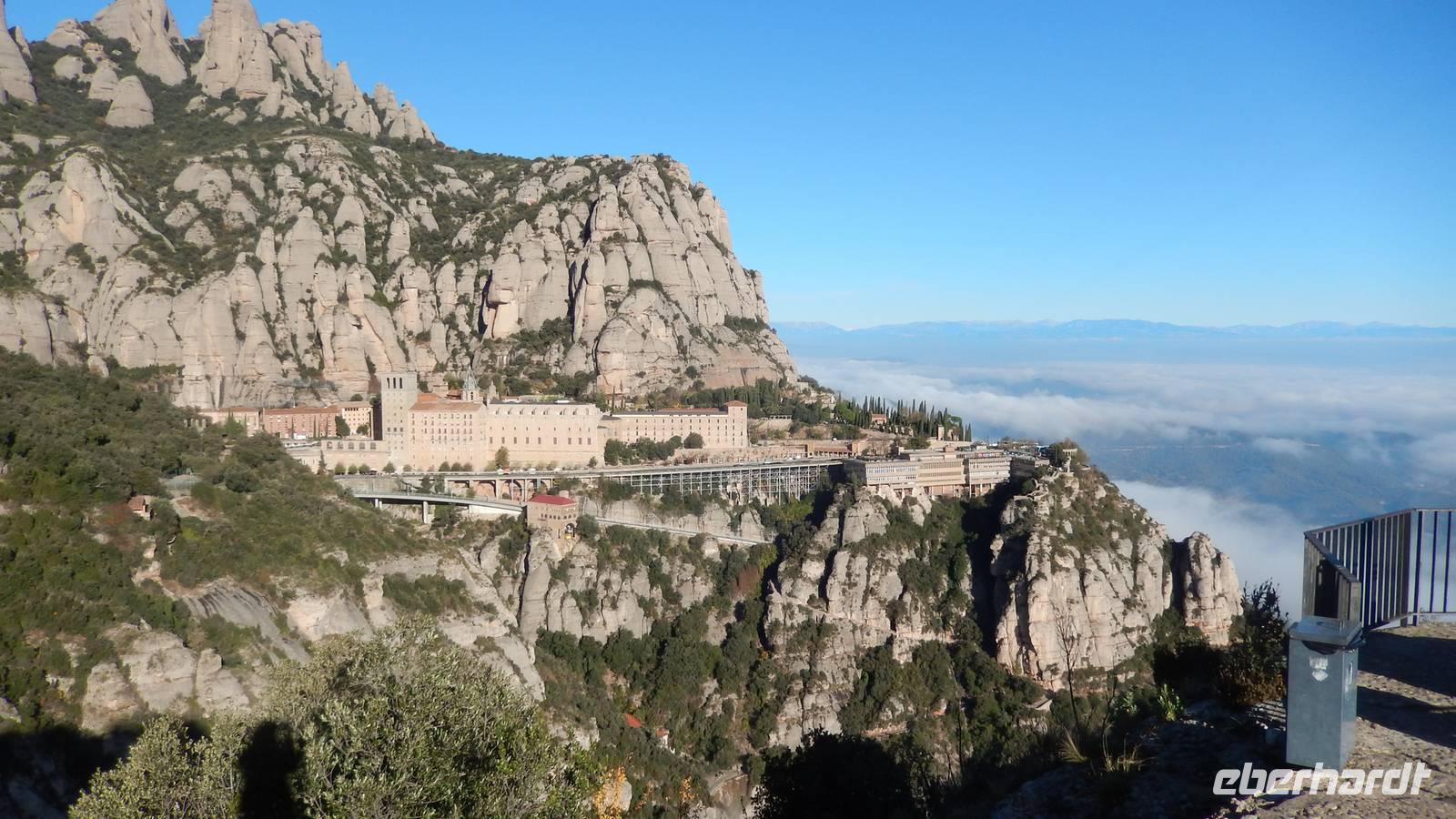 Blick vom Bergkreuz auf Montserrat