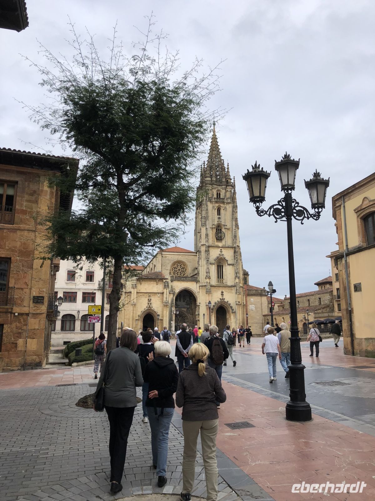 Eberhardt Gruppe mit Blick auf die Kathedrale in Oviedo