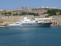 Eine luxuriöse Yacht lag direkt hinter unserem Schiff!