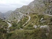 Enge Serpentinen führen nach Sa Calobra