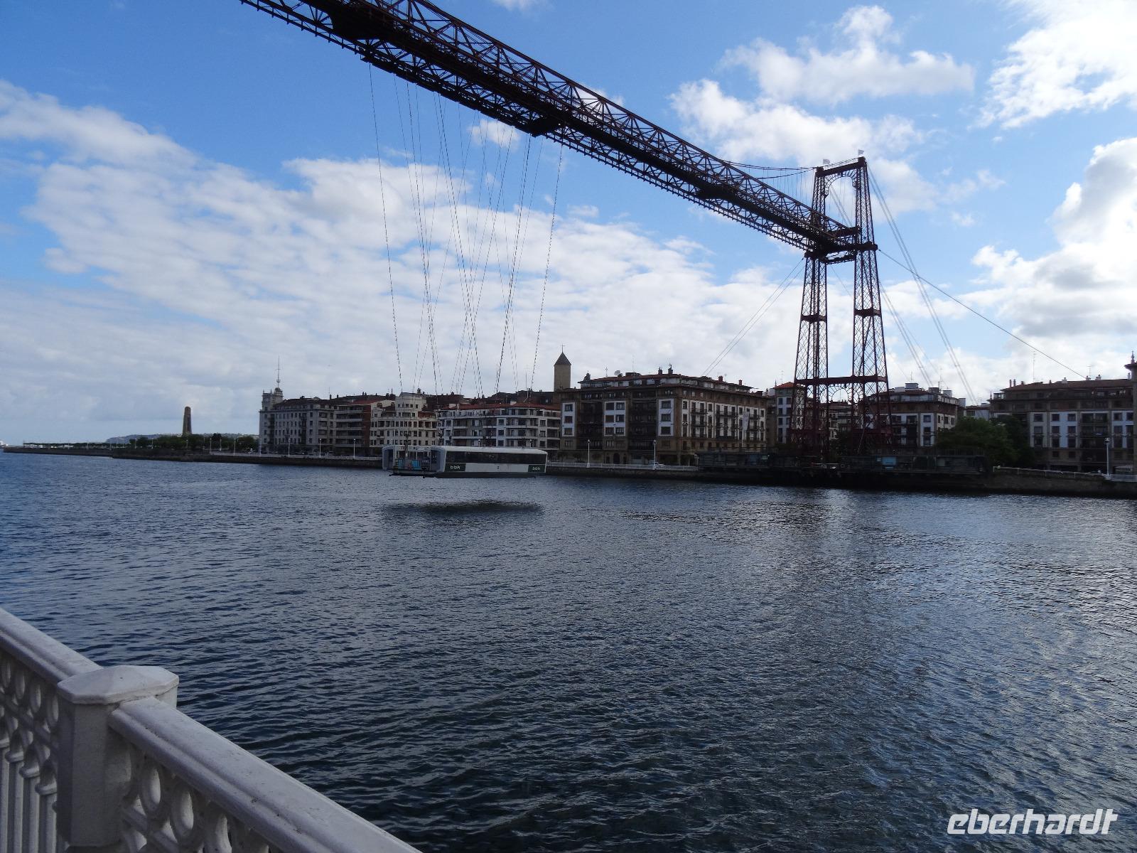 In Bilbao überquert man den Fluss in einer Schwebefähre und spart 20 km Weg