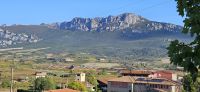 Laguardia, Ysios Bodega vor der Bergkette