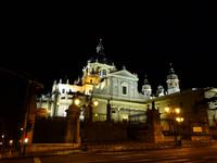 Madrid - Almudenakirche bei Nacht