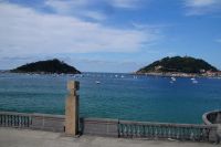 Monumento a Fleming (Bahía de la Concha, San Sebastián) mit Isla Santa Clara und Monte Urgull