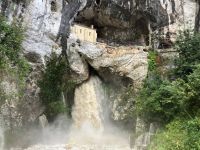 Spanien, Covadonga, Heilige Grotte mit seltenem Anblick des Wasserfalls