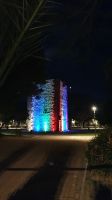 Torre del Conde mit Beleuchtung
