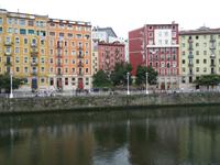 Wohnhäuser am Fluss in Bilbao