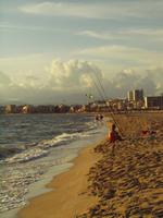 abendlicher Strandspaziergang und Kitesurfer im Hintergrund
