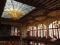 die Decke im Saal