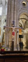 moderner Christus in der Kathedrale