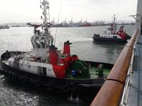 Südafrika - AIDAmira mit voller Kraft in den Hafen von Kapstadt