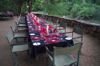 Abendessen am Lagerfeuer im Stone Camp im Mkhaya Game Reserve