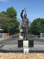 Ausflug Winelands: Denkmal für N. Mandela an seinem Wohnort nach der Entlassung aus dem Gefängnis