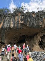 Oudtshoorn: Eingang zur Tropfsteinhöhle Cango Caves 