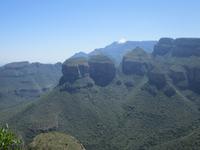 Rundhäuser-artige Felsskulpturen