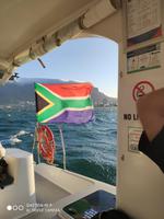 Südafrikanische Flagge vor der Küste Kapstadts