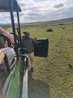 Unser Fahrer Abie erklärt uns den Ablauf der Pirschfahrt