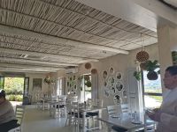 Im Restaurant des Weinguts Mont Rochelle