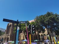 Kapstadts Einwohner warten auf den Karnevalsumzug