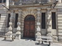 Bänke nach Hautfarben zur Erinnerung