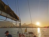 Sonnenuntergang mit Blick auf den Tafelberg in Kapstadt 