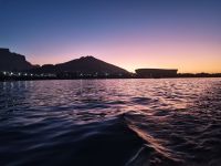 Blick auf die Waterfront und das Stadion in Kapstadt vom Segelboot