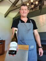 Er führt uns durch den Weinkeller