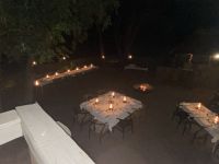 der Tisch für Dinner ist gedeckt