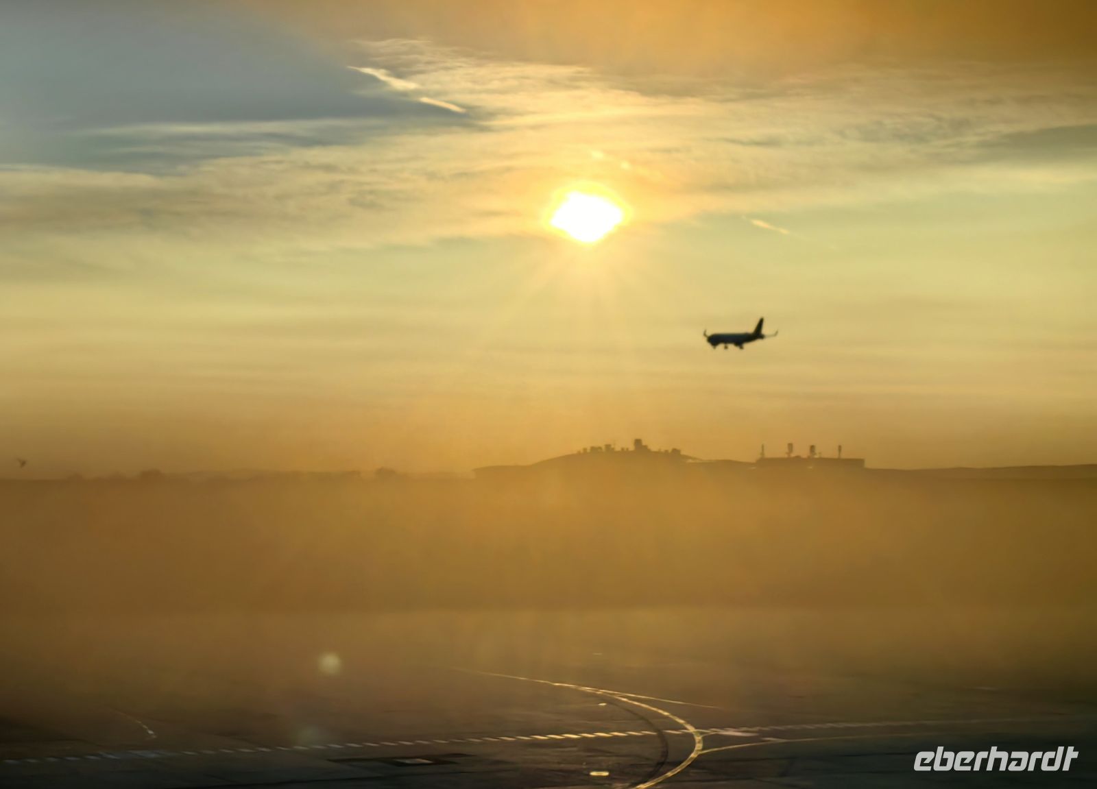 In Frankfurt am Main geht die Sonne am Flughafen unter