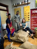 Reisebegleiterin Simone in der Kaffeerösterei auf den Kaffeebohnen