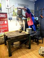 Hier wird der ungeröstete Kaffee nachgefüllt und weiter gehts 