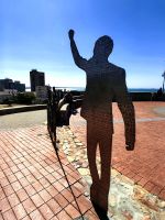 Nelson Mandela Skulptur mit seinen Wählern in Port Elisabeth