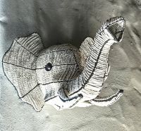 Afrikanisches Kunsthandwerk aus Drähten und Perlen