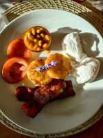 Und pochierte Eier mit Bohnen und Speck, einfach lecker