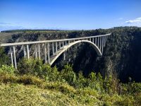 Von der Bloukrans Brücke kann man sich per Bungee Jumping in die Schlucht stürzen