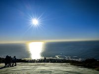 Im Abendlicht starten die Paraglider vom Signal Hill