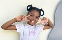 Junge Besucherin des Boulders Beach