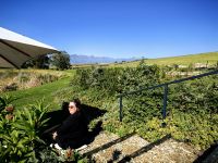Reiseleiterin Karin beim Picknick im Weingut Jordan