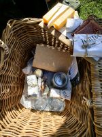 Unser Picknickkorb ist mit leckeren Sachen gefüllt