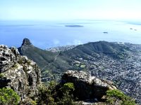 Blick über Lions Head auf Robben Island und die Bucht von Kapstadt