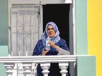 Kapmalayin auf ihrer Terrasse im Bo-Kaap