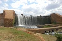 Staumauer an der Haia Safari Lodge