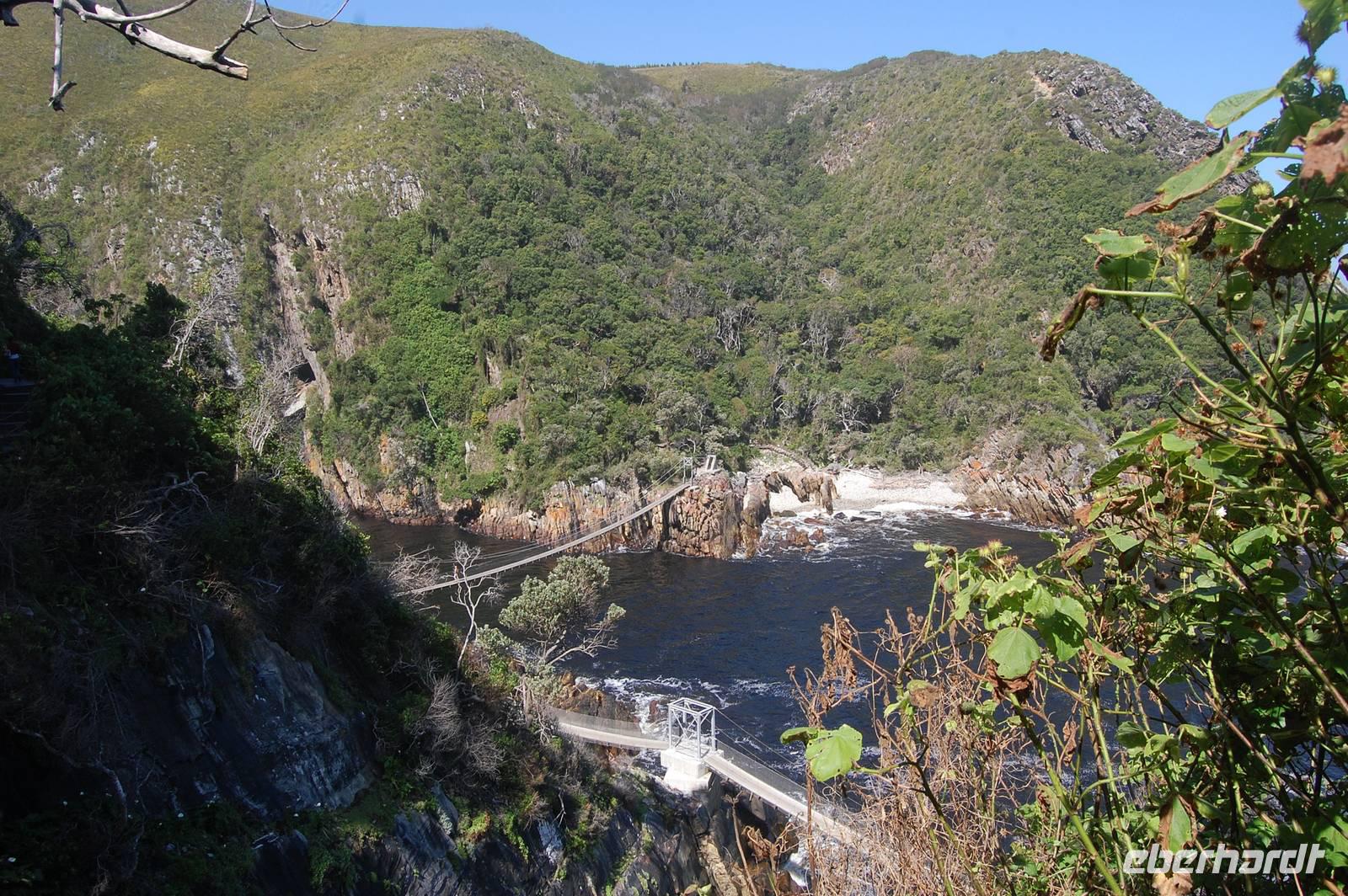 Hängebrücke über die Mündung des Stormsriver