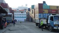 MS Albatros am Container-Kai